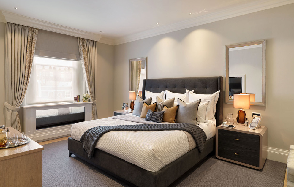 Стильный дизайн: гостевая спальня (комната для гостей) в стиле неоклассика (современная классика) с бежевыми стенами, ковровым покрытием и серым полом - последний тренд