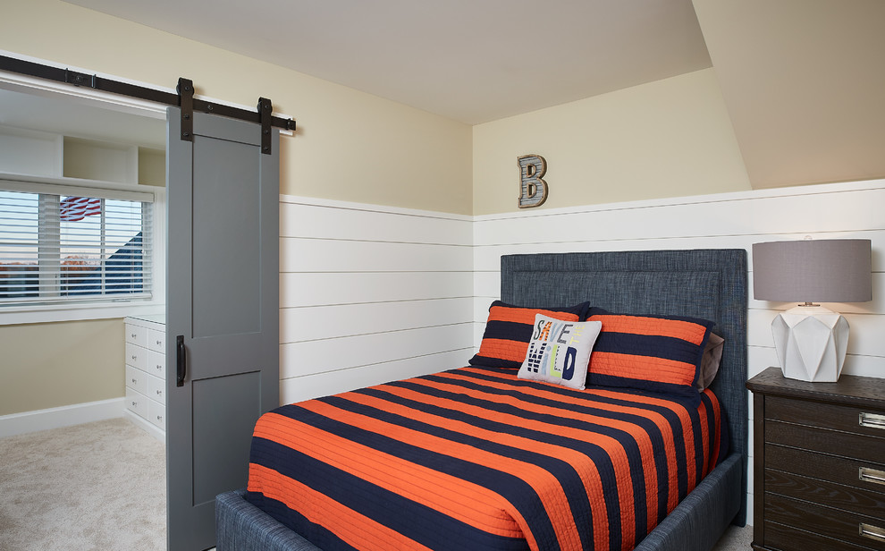 На фото: спальня в стиле кантри с бежевыми стенами, ковровым покрытием и бежевым полом с