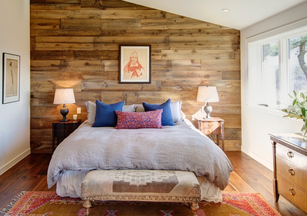 Idées déco pour une chambre parentale sud-ouest américain avec un mur blanc, un sol en bois brun et aucune cheminée.