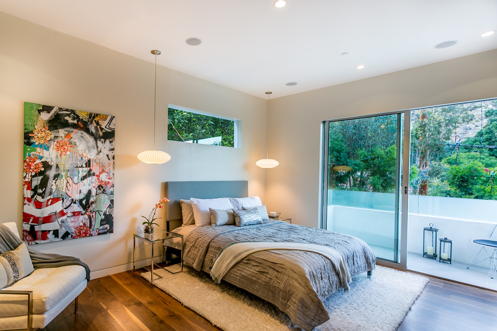 Стильный дизайн: спальня в стиле модернизм с белыми стенами и паркетным полом среднего тона - последний тренд