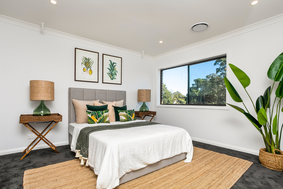 Свежая идея для дизайна: гостевая спальня (комната для гостей) в морском стиле с белыми стенами, ковровым покрытием и серым полом - отличное фото интерьера