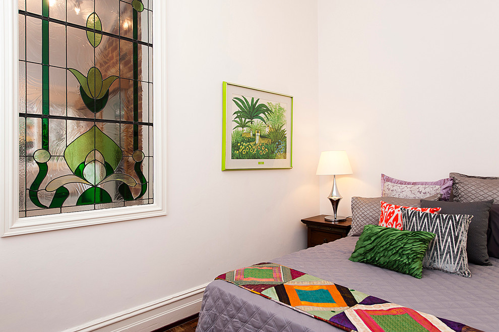 Imagen de dormitorio ecléctico de tamaño medio con paredes blancas y suelo de madera oscura
