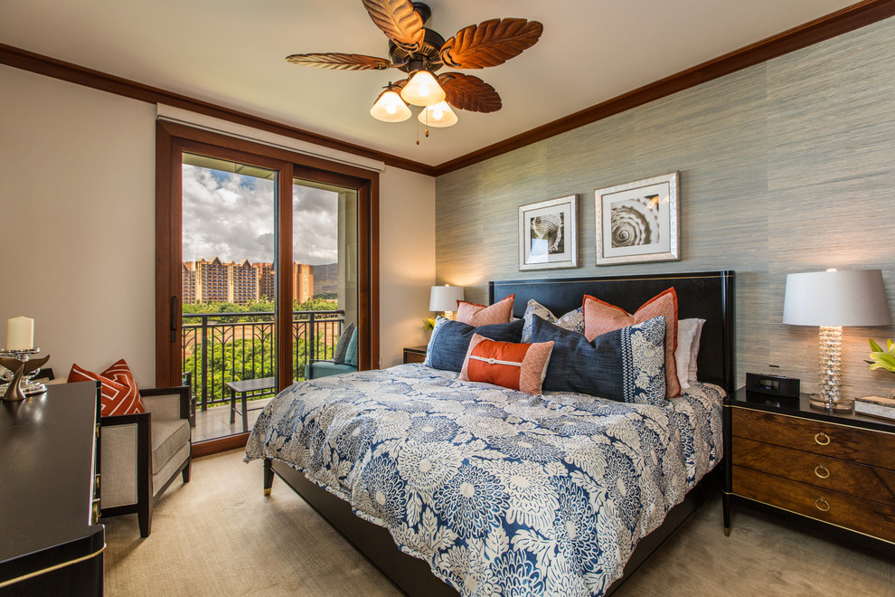 Modelo de dormitorio tropical con paredes beige y moqueta