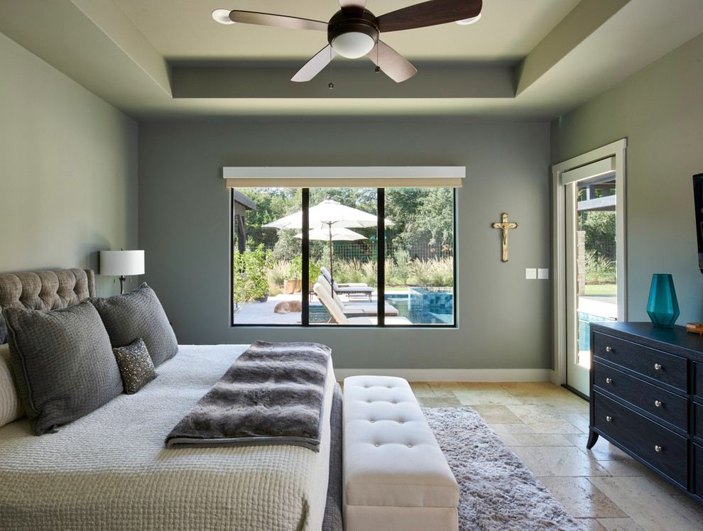 Свежая идея для дизайна: хозяйская спальня среднего размера в классическом стиле с зелеными стенами и бежевым полом - отличное фото интерьера