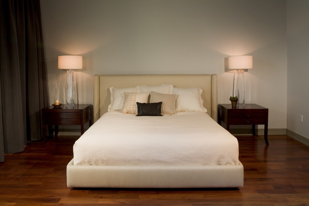 Стильный дизайн: спальня в современном стиле с синими стенами - последний тренд