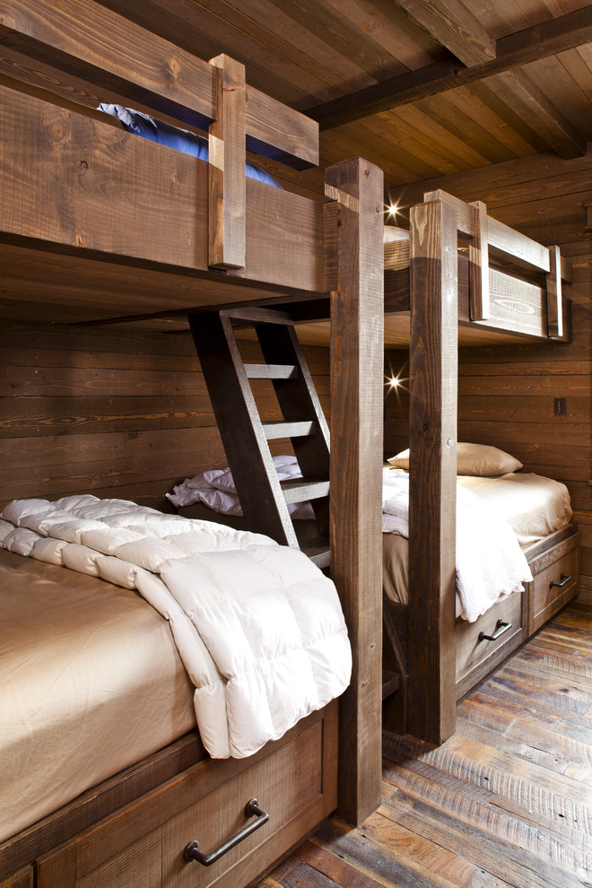 Exemple d'une chambre d'amis montagne avec un sol en bois brun.