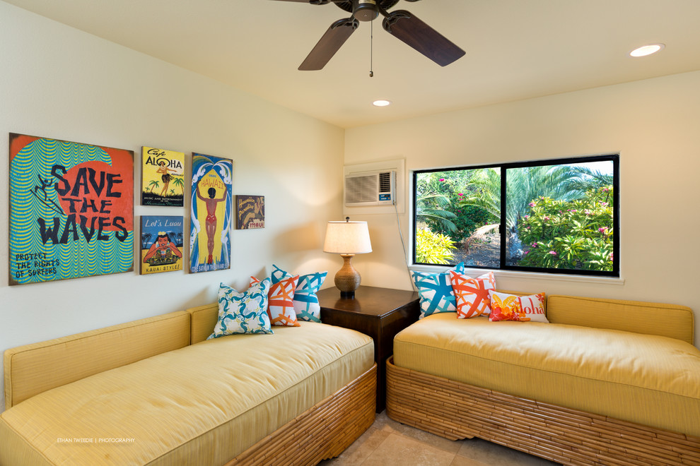 Ejemplo de habitación de invitados tropical de tamaño medio sin chimenea con paredes blancas, suelo de baldosas de cerámica y suelo beige