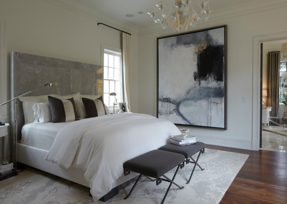 Идея дизайна: хозяйская спальня в стиле шебби-шик с белыми стенами, паркетным полом среднего тона и коричневым полом без камина