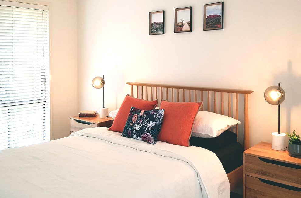 Imagen de dormitorio principal escandinavo de tamaño medio con paredes blancas, moqueta y suelo beige