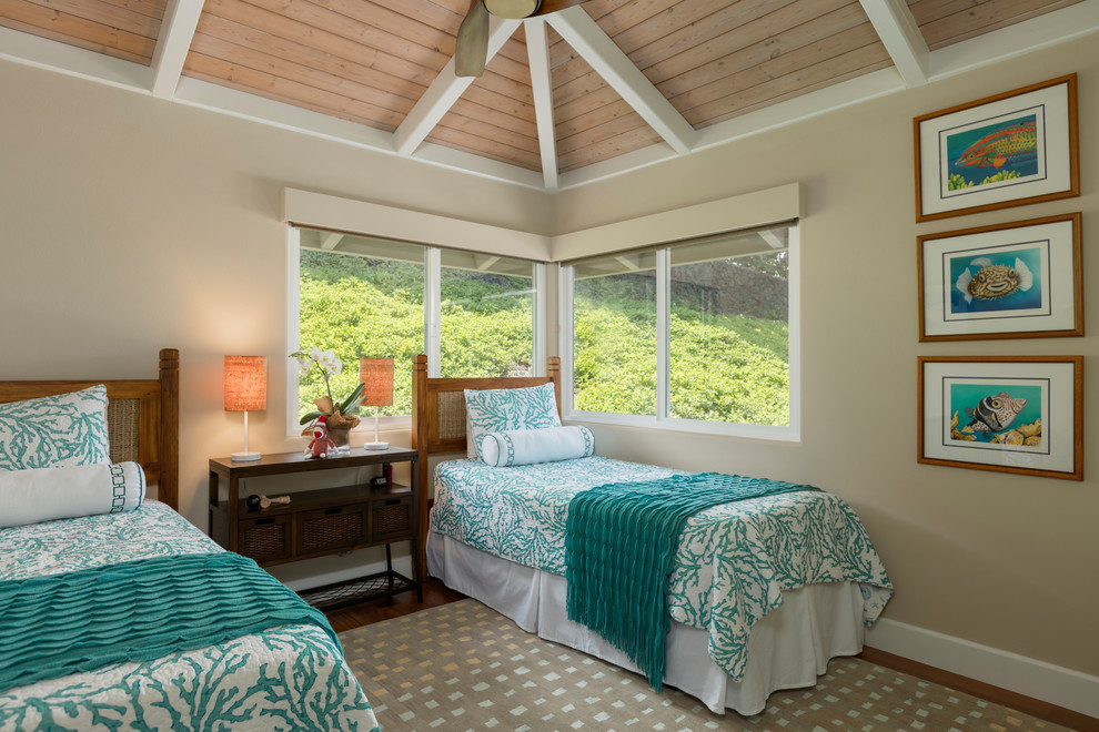 Mittelgroßes Gästezimmer ohne Kamin mit beiger Wandfarbe, dunklem Holzboden und braunem Boden in Hawaii
