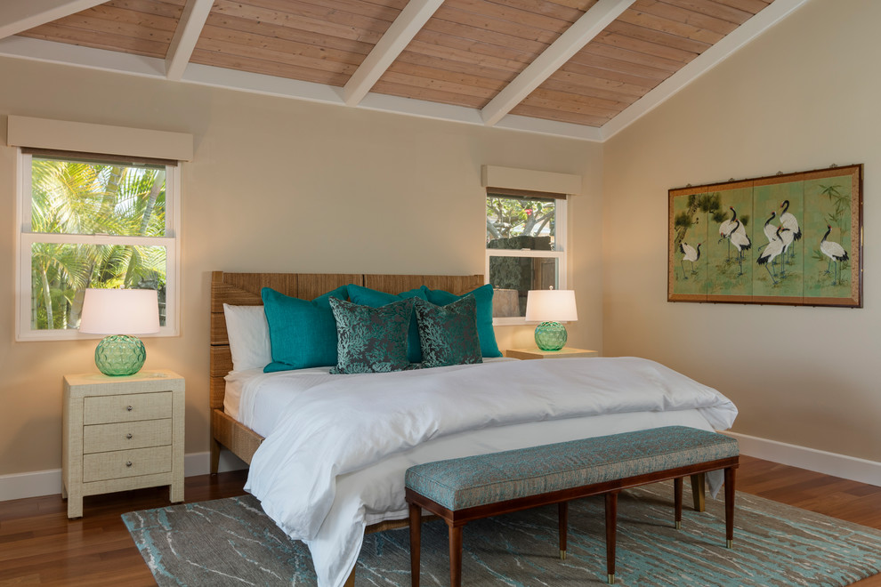 Стильный дизайн: гостевая спальня среднего размера, (комната для гостей) в морском стиле с бежевыми стенами, паркетным полом среднего тона и коричневым полом без камина - последний тренд