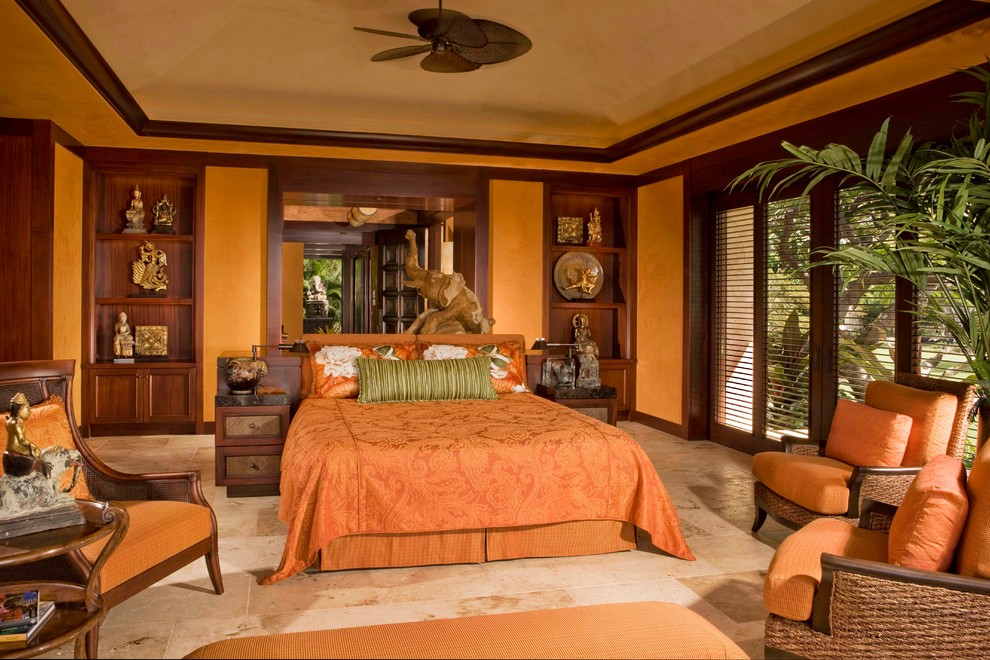 Exemple d'une chambre exotique avec un mur orange.