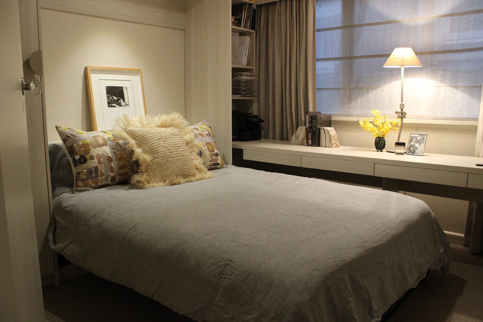 Immagine di una piccola camera degli ospiti contemporanea con moquette e pareti beige