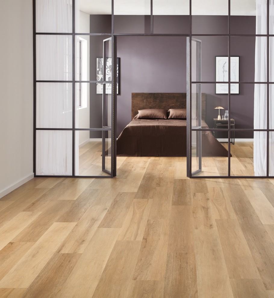 Foto di una camera da letto design con pavimento in vinile