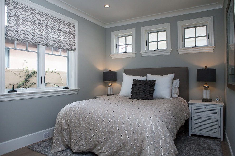 Modelo de habitación de invitados marinera de tamaño medio sin chimenea con paredes grises, moqueta y suelo gris