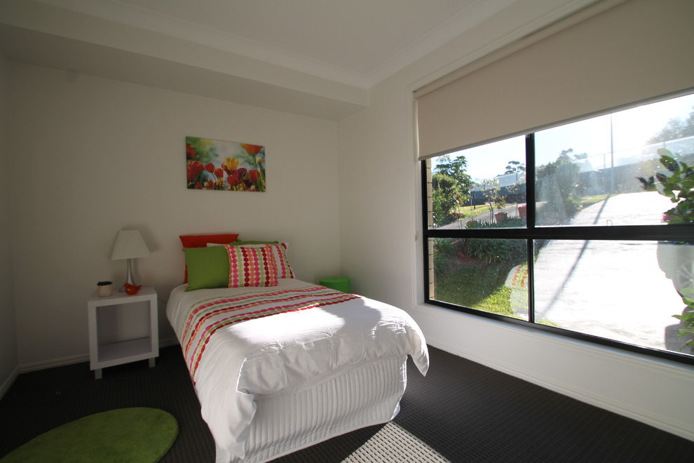 Diseño de dormitorio actual pequeño con paredes blancas y moqueta
