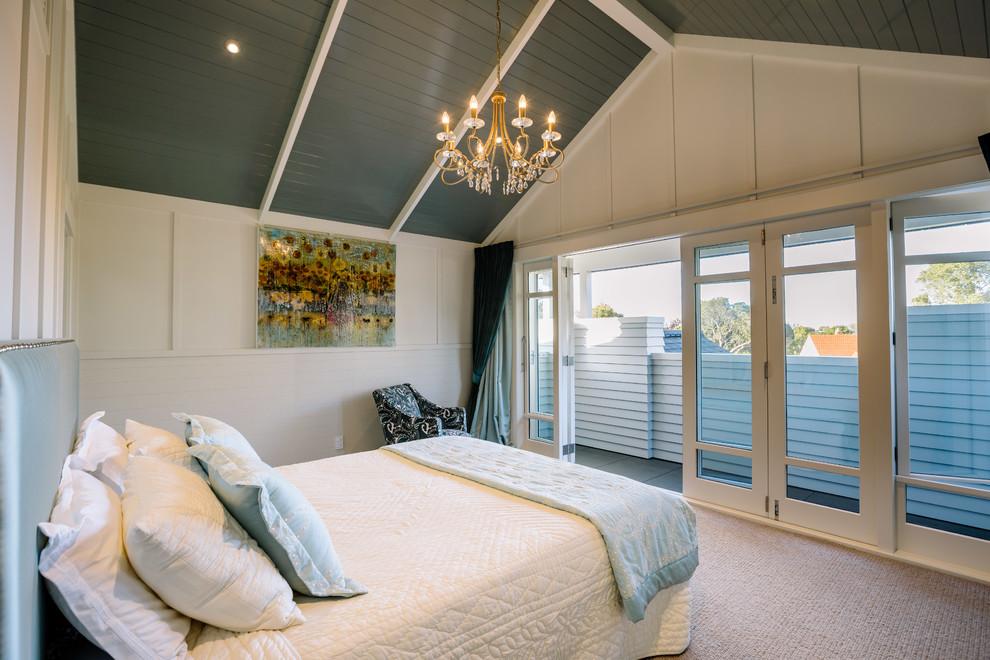 ハミルトンにあるカントリー風のおしゃれな客用寝室 (白い壁、カーペット敷き、ベージュの床)