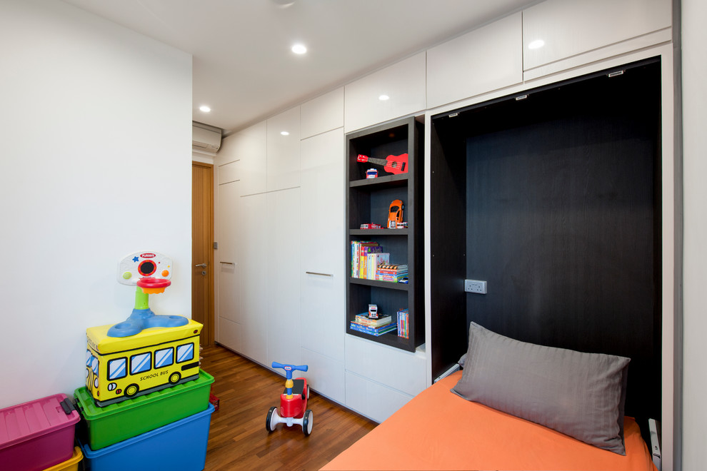 Kleines Modernes Schlafzimmer ohne Kamin mit weißer Wandfarbe und braunem Holzboden in Singapur