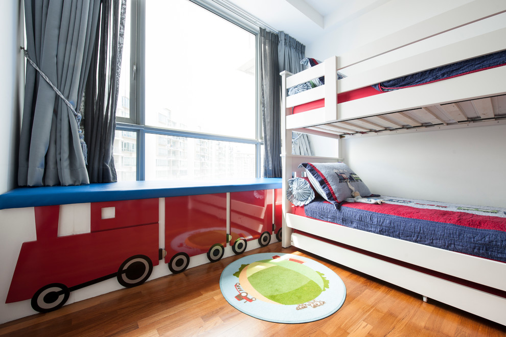 Mittelgroßes Modernes Kinderzimmer mit weißer Wandfarbe und braunem Holzboden in Singapur