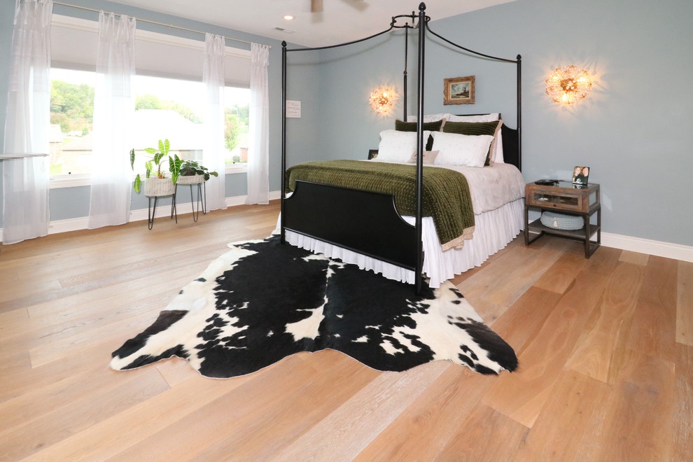 Skandinavisches Gästezimmer mit blauer Wandfarbe, hellem Holzboden und beigem Boden in Sonstige