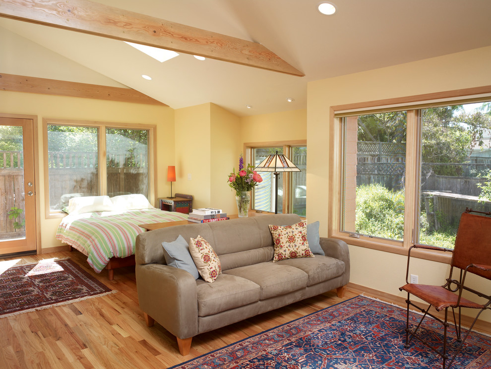 Klassisches Schlafzimmer mit beiger Wandfarbe und braunem Holzboden in Portland