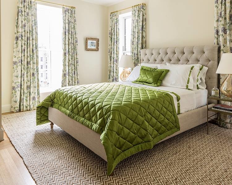 Immagine di una camera da letto tradizionale di medie dimensioni con pareti beige, parquet chiaro, nessun camino e pavimento marrone