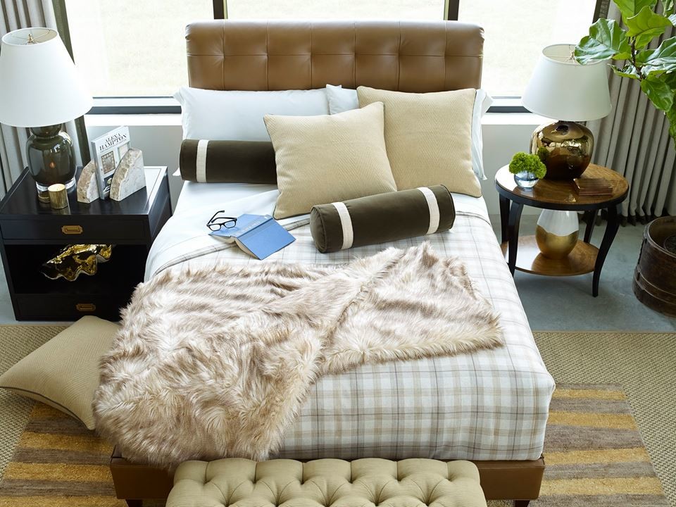 На фото: спальня в стиле неоклассика (современная классика) с белыми стенами, бетонным полом и серым полом без камина с