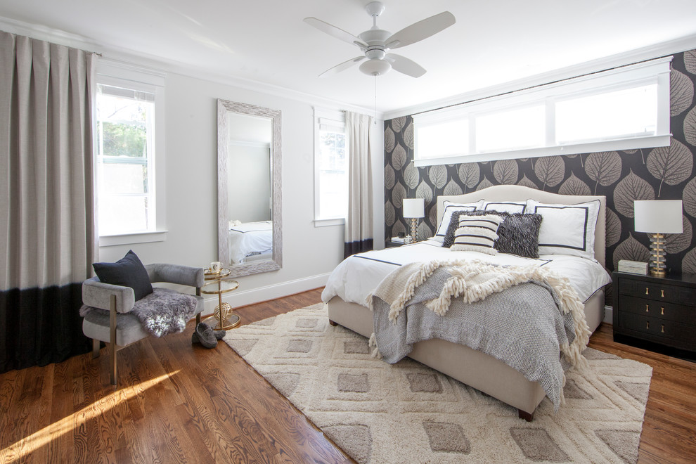 Стильный дизайн: хозяйская спальня в стиле неоклассика (современная классика) с серыми стенами, паркетным полом среднего тона и коричневым полом - последний тренд