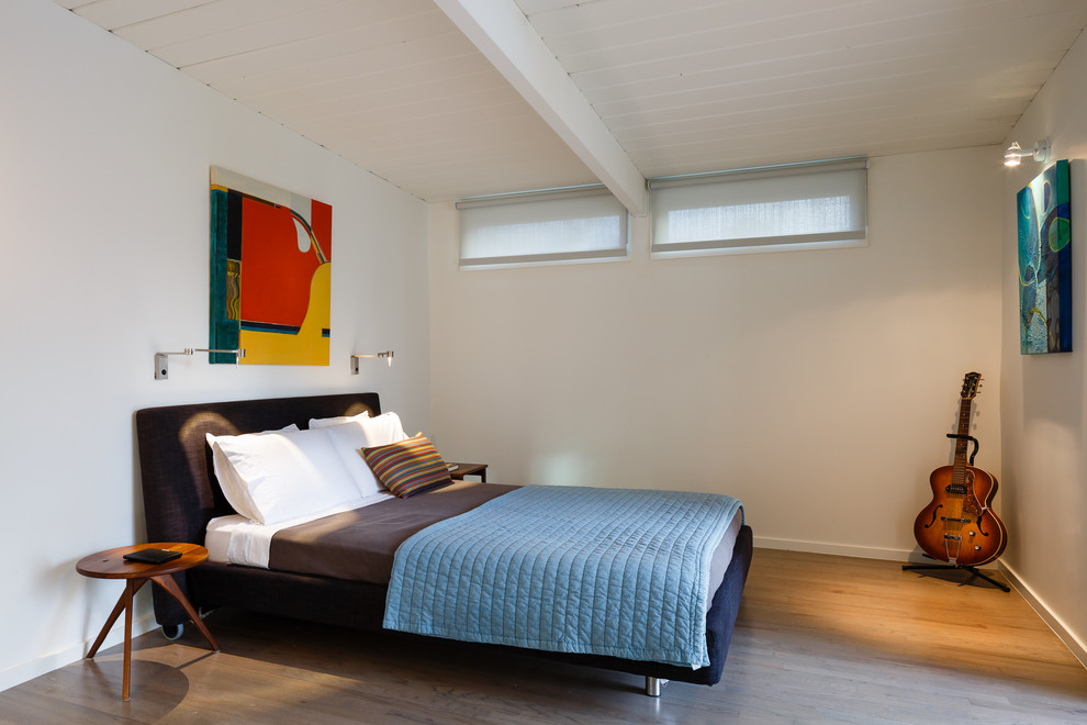 Ejemplo de dormitorio principal retro con suelo de madera en tonos medios