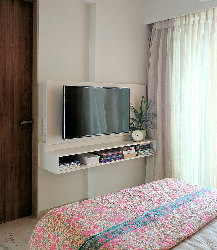 Inspiration for a zen bedroom remodel in Mumbai