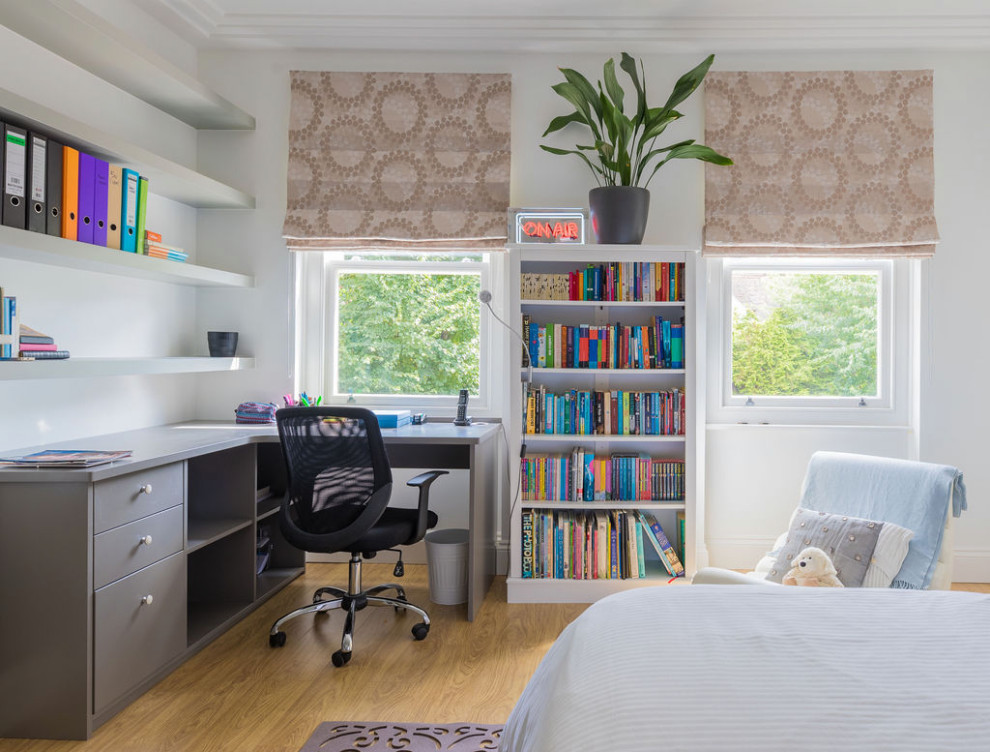 На фото: спальня в стиле неоклассика (современная классика) с серыми стенами и бежевым полом