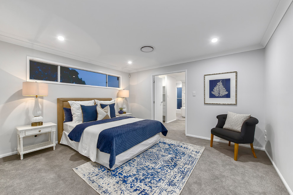 Maritimes Hauptschlafzimmer mit grauer Wandfarbe, Teppichboden und grauem Boden in Brisbane