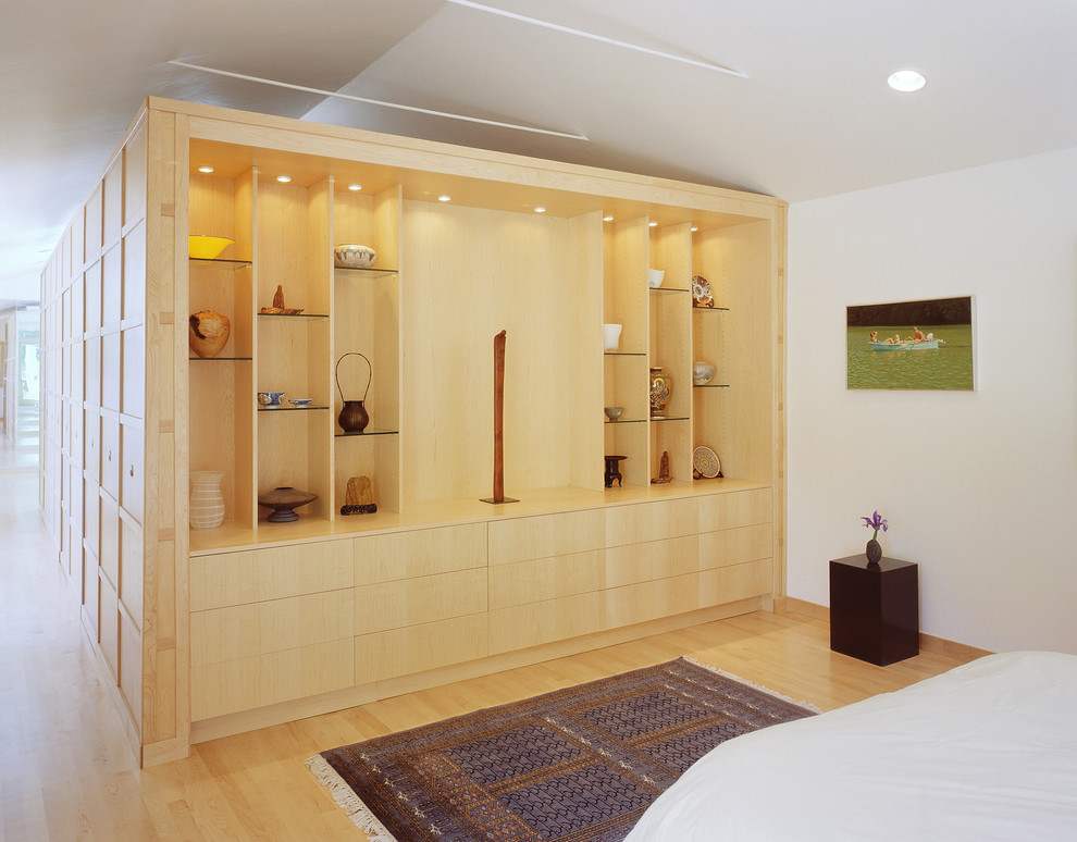 Asiatisches Schlafzimmer mit weißer Wandfarbe und hellem Holzboden in San Francisco