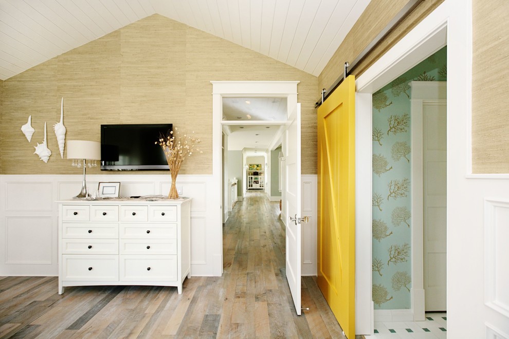 Idéer för att renovera ett maritimt sovrum, med beige väggar och mellanmörkt trägolv