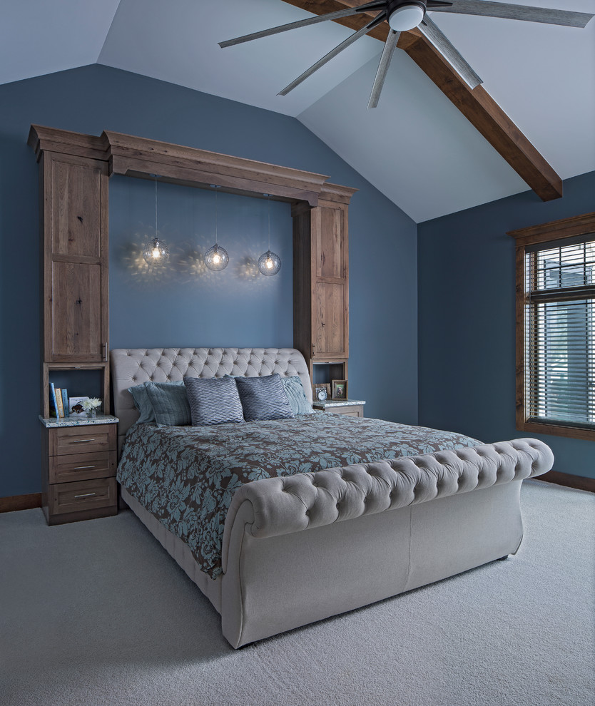 Идея дизайна: спальня в стиле рустика с синими стенами, ковровым покрытием и бежевым полом