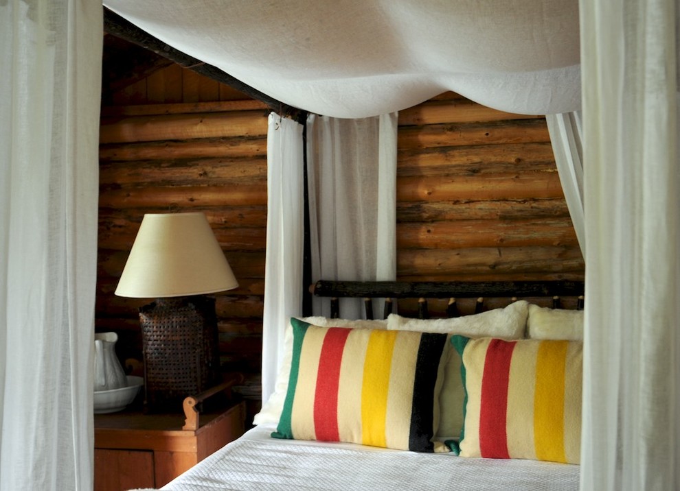 Diseño de habitación de invitados tradicional de tamaño medio con paredes marrones