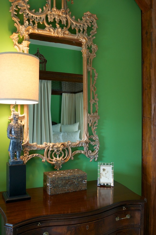 Idées déco pour une chambre classique avec un mur vert.