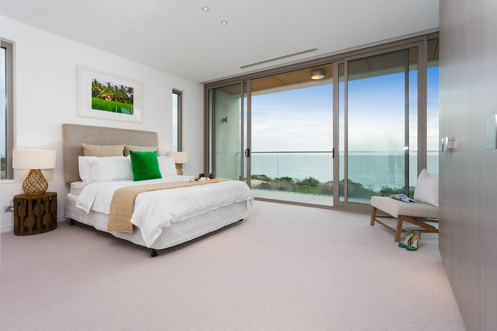 Mittelgroßes Maritimes Hauptschlafzimmer ohne Kamin mit weißer Wandfarbe und Teppichboden in Perth