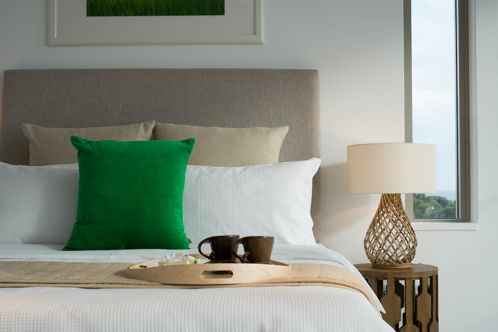 Стильный дизайн: хозяйская спальня среднего размера в морском стиле с белыми стенами и ковровым покрытием без камина - последний тренд