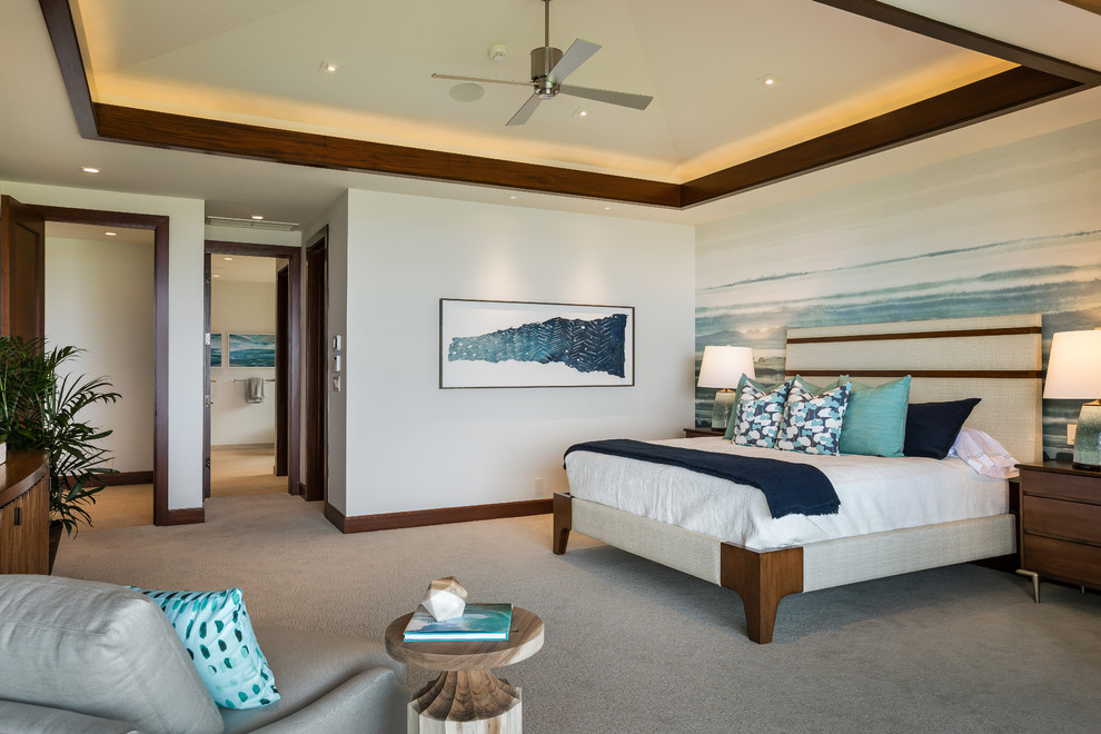 Maritimes Schlafzimmer mit blauer Wandfarbe und Teppichboden in Hawaii