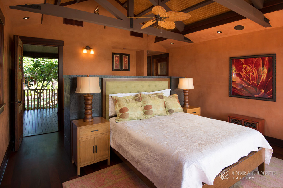 Diseño de habitación de invitados tropical grande con suelo de madera oscura y parades naranjas