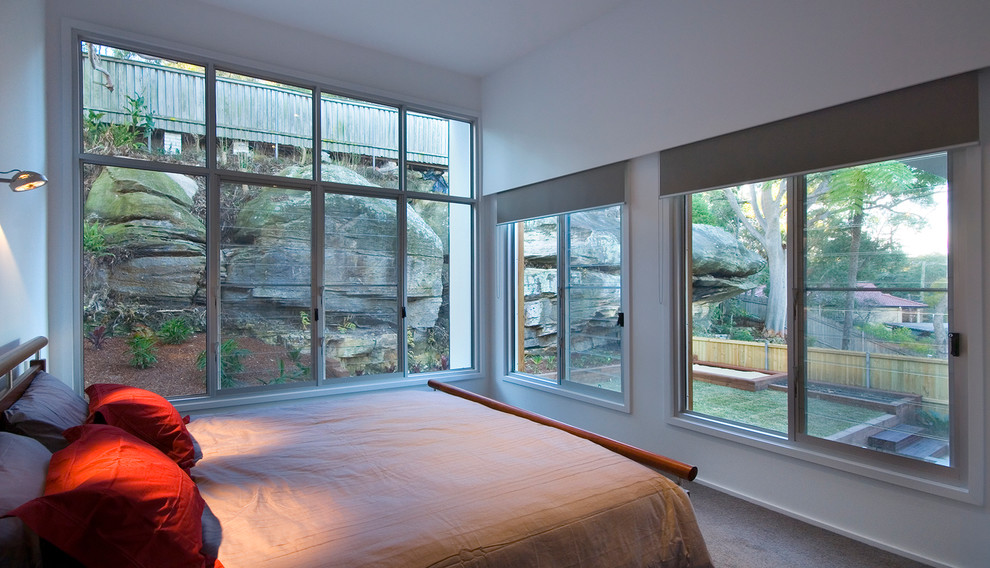 Modernes Schlafzimmer ohne Kamin mit weißer Wandfarbe und Teppichboden in Brisbane