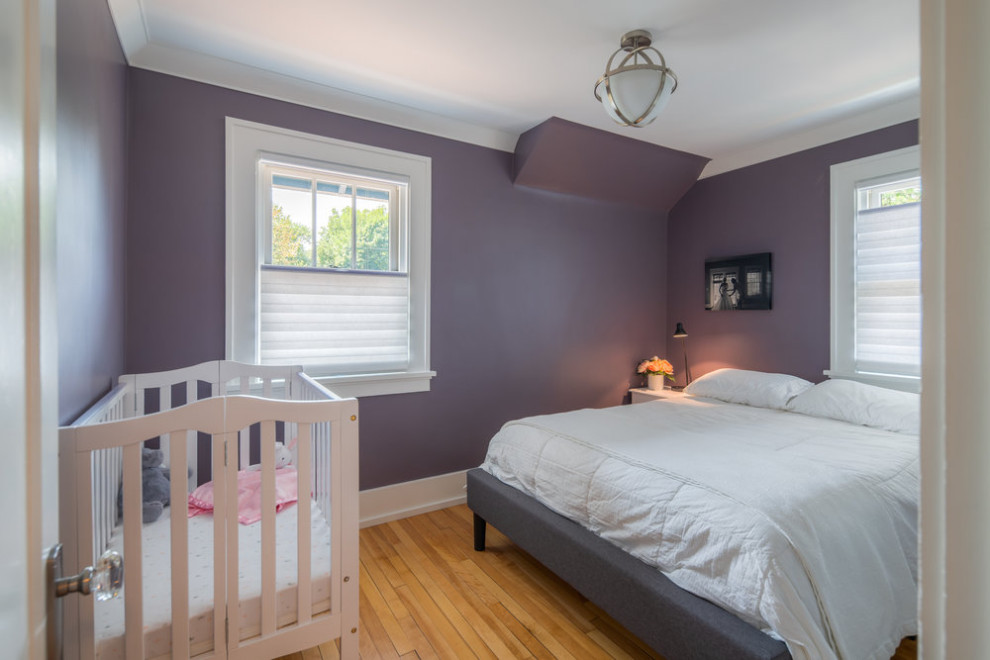 Esempio di una piccola camera degli ospiti minimalista con pareti viola, pavimento in legno massello medio e pavimento marrone