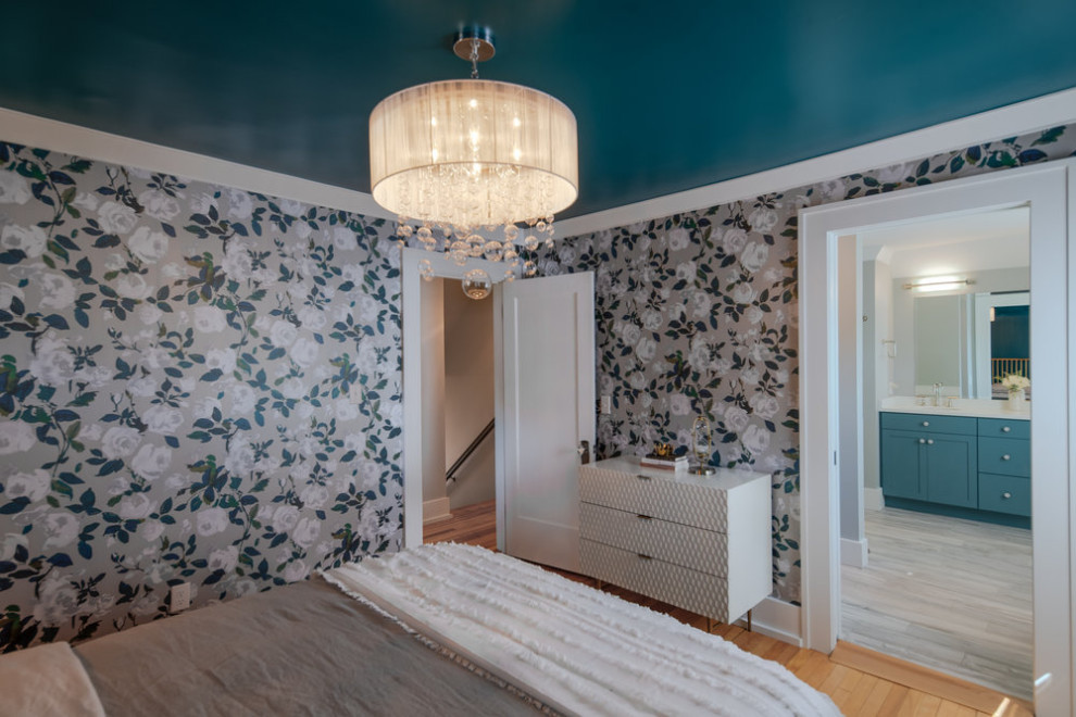 Foto di una camera matrimoniale minimalista di medie dimensioni con pareti blu, pavimento in legno massello medio e pavimento marrone