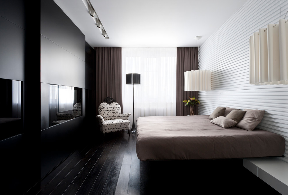 Стильный дизайн: хозяйская спальня в современном стиле с белыми стенами и деревянным полом - последний тренд