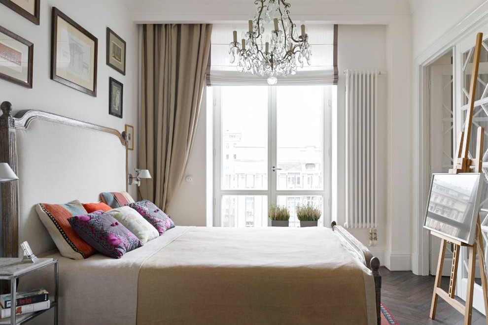 Ispirazione per una camera da letto classica con pareti bianche, parquet scuro e pavimento marrone