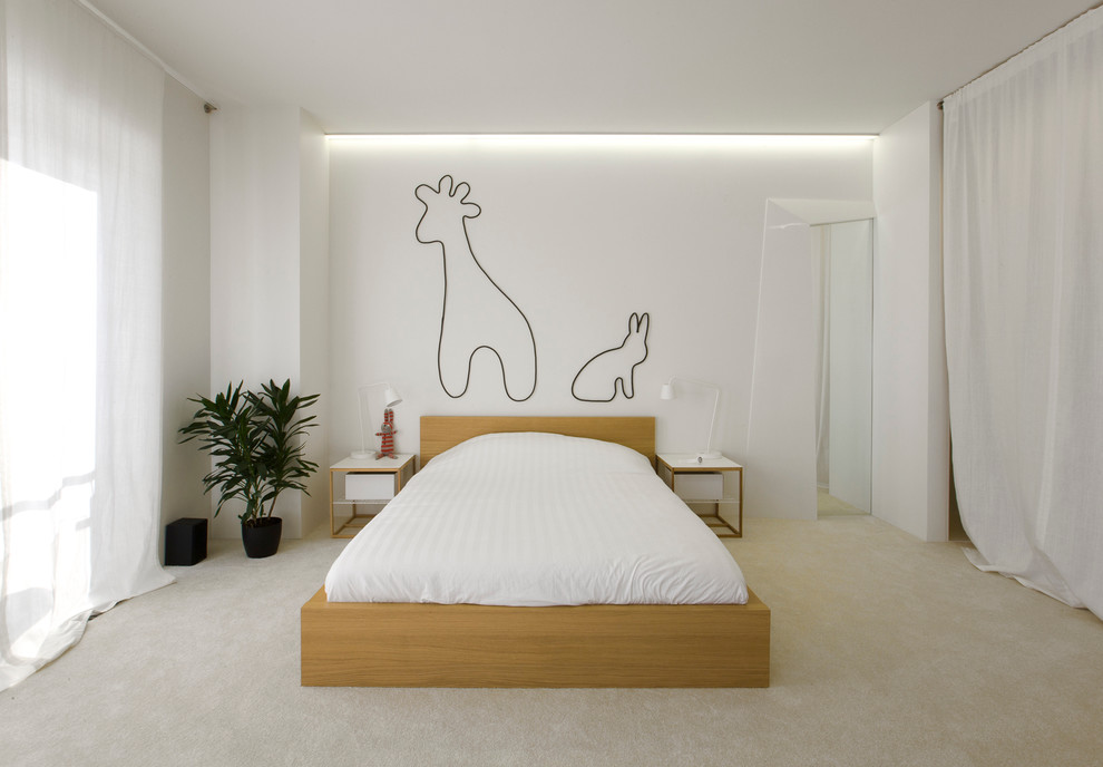 На фото: хозяйская спальня в современном стиле с белыми стенами и ковровым покрытием без камина с