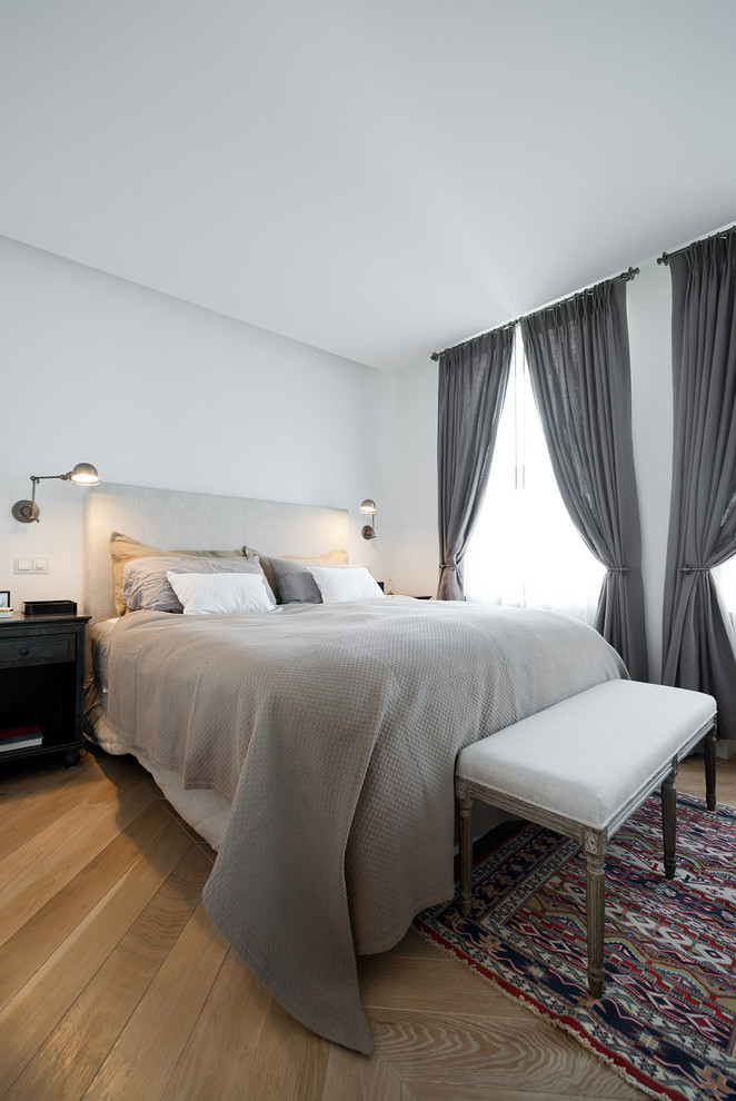 Foto de dormitorio principal contemporáneo con paredes blancas y suelo de madera clara