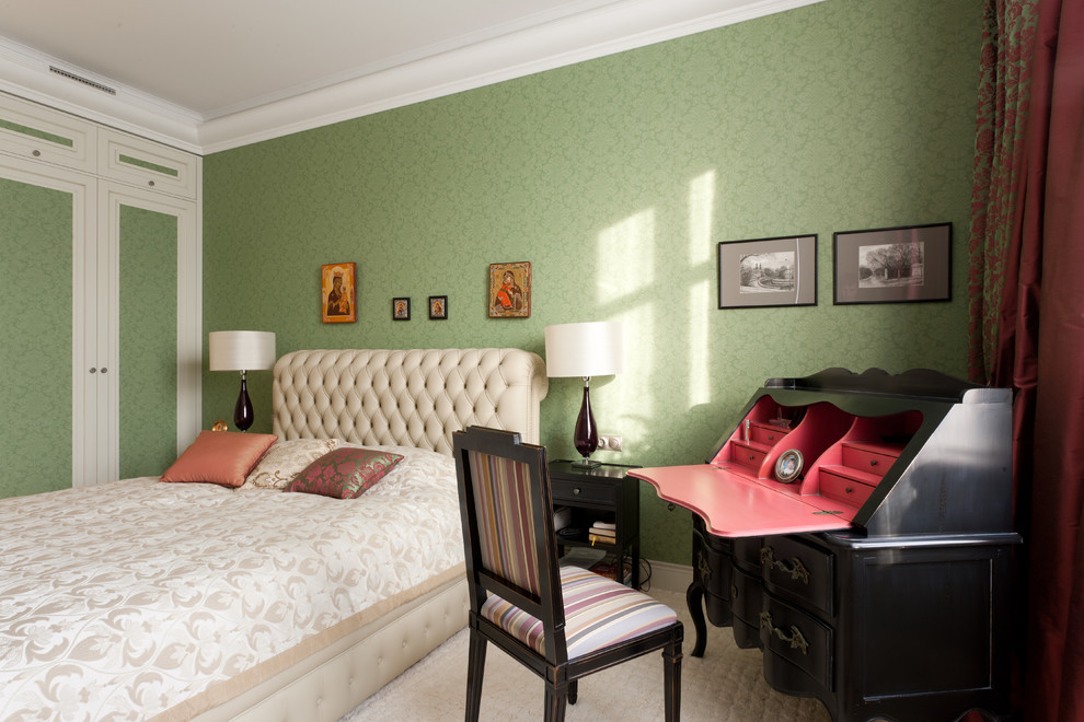 Immagine di una camera matrimoniale tradizionale di medie dimensioni con pareti verdi