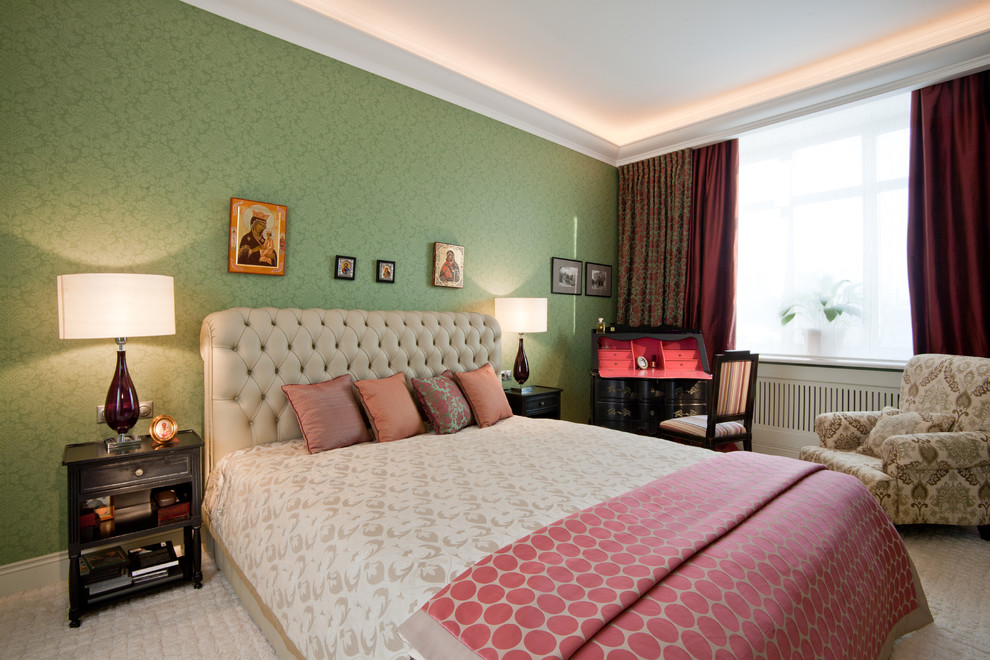 Пример оригинального дизайна: хозяйская спальня среднего размера в классическом стиле с зелеными стенами